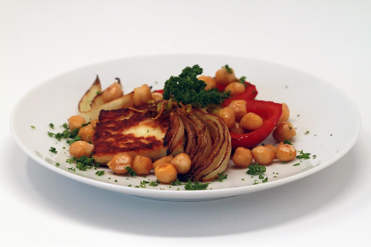 Garbanzos salteados con jamón y huevo