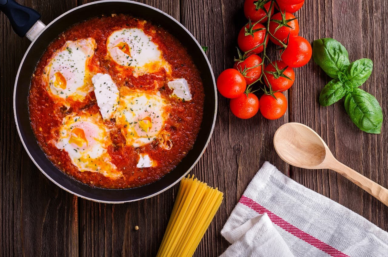 Huevos al plato con tomate