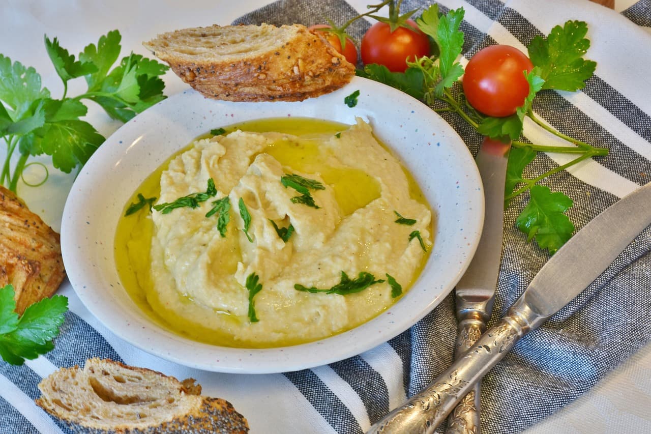 Hummus con verduras y pan